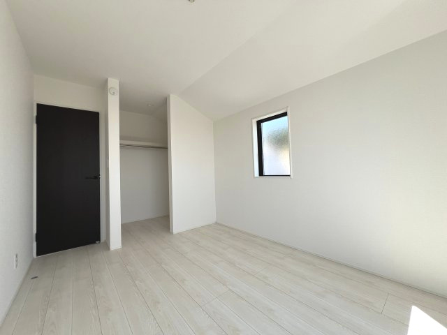 青梅市今井1丁目　新築戸建全1棟の洋室|【洋室4】たっぷりの収納力を備えたウォークインクロゼット付き