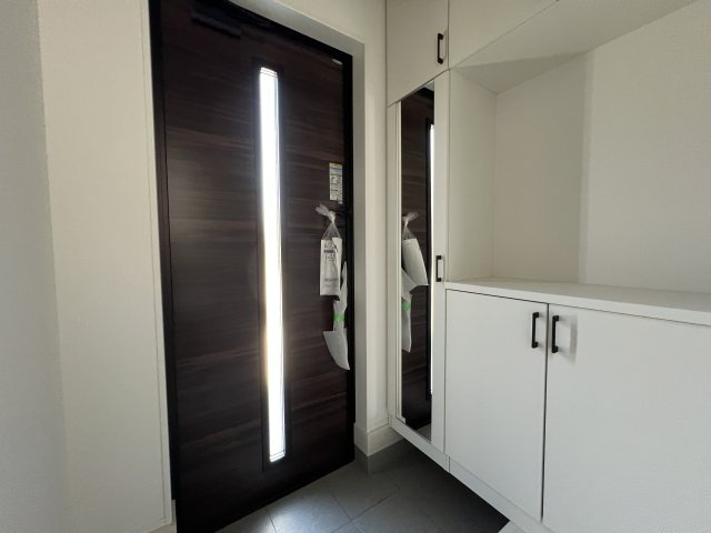 青梅市今井1丁目　新築戸建全1棟の玄関|お出かけ前の身だしなみチェックに便利な全身ミラー付き☆