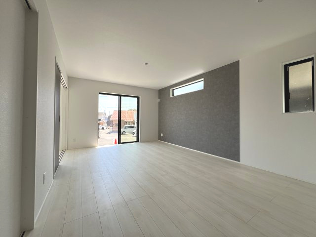 青梅市今井1丁目　新築戸建全1棟の居間・リビング|アクセントクロスがおしゃれなリビングです☆