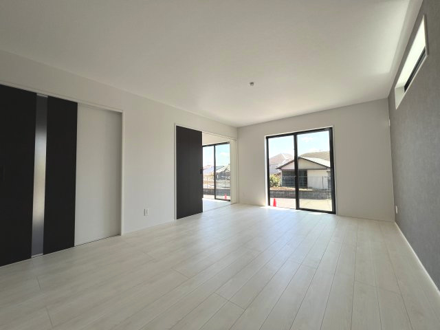 青梅市今井1丁目　新築戸建全1棟の居間・リビング|どんなインテリアもOK！シンプルな造り、お好きなインテリアも選びたいですね♪