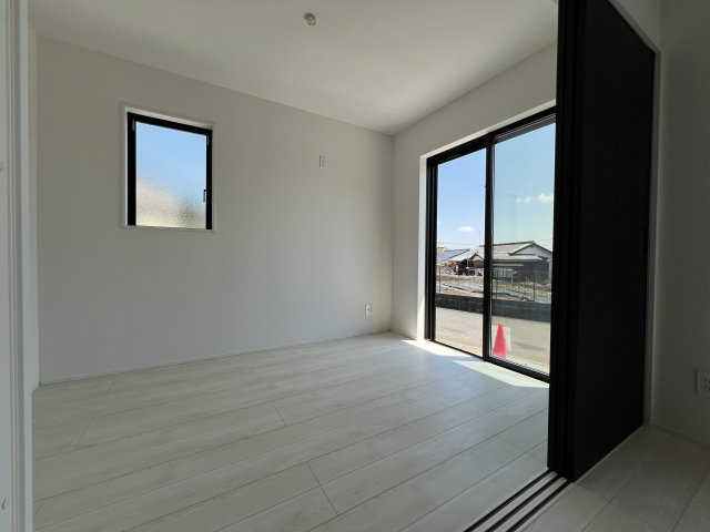 青梅市今井1丁目　新築戸建全1棟の洋室|【洋室1】4.3帖　リビングに隣接したお部屋なのでお子様の遊び部屋やお昼寝スペースに便利です。