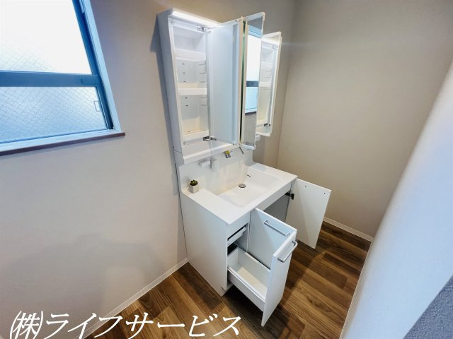 【洗面所】 | 塚本４丁目中古戸建 | 三面鏡付洗面化粧台