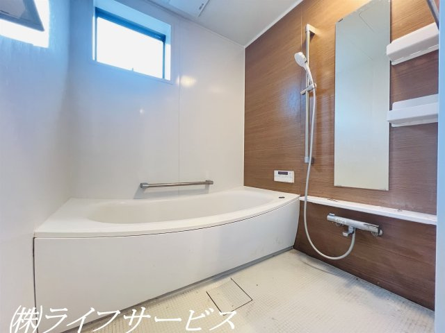 【浴室】 | 塚本４丁目中古戸建 | 浴室/浴室窓有