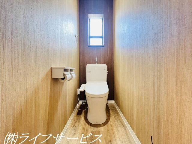 【トイレ】 | 塚本４丁目中古戸建 | ２階温水洗浄便座付トイレ