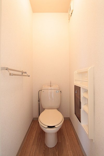 ニュータブチハイツAのトイレ|収納棚付き　※別部屋同間取り写真につき若干相違有