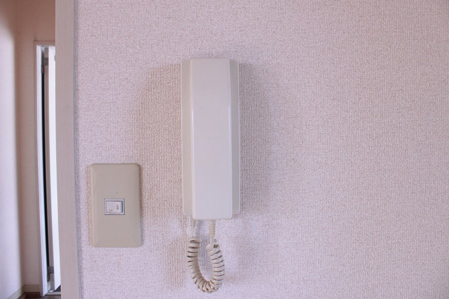 ニュータブチハイツAのセキュリティ|インターホン付き　※別部屋同間取り写真につき若干相違有