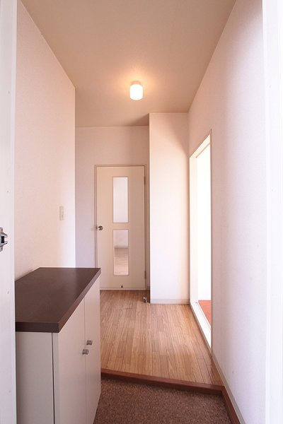 ニュータブチハイツAの玄関|下駄箱付き　※別部屋同間取り写真につき若干相違有