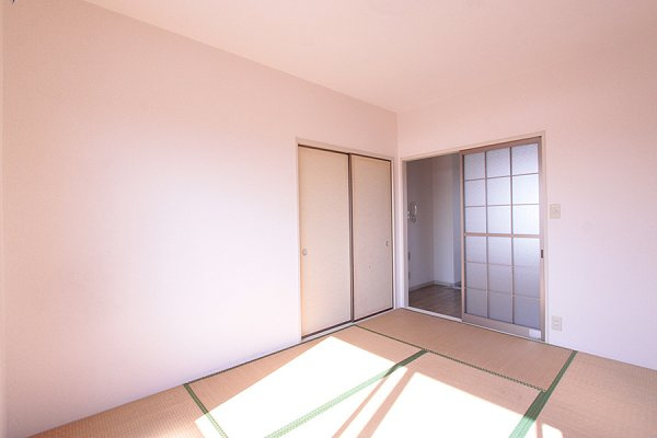 ニュータブチハイツAの居間・リビング|東側和室6畳＋押入れ　※別部屋同間取り写真につき若干相違有