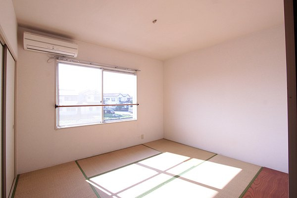 ニュータブチハイツAの寝室|和室6畳＋1帖　※別部屋同間取り写真につき若干相違有