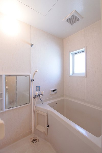 ニュータブチハイツAの浴室|換気窓付き　※別部屋同間取り写真につき若干相違有