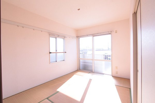 ニュータブチハイツAの居間・リビング|東側和室6畳　南向き　※別部屋同間取り写真につき若干相違有