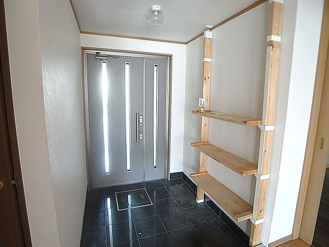 ユニオンハイツの玄関|ゆったりした玄関には棚も有ります
