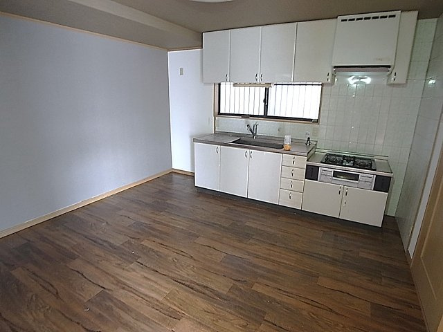 ユニオンハイツの内装|リビングスペースに窓も有り換気良好です