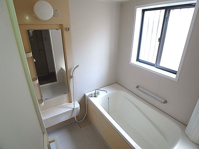 ユニオンハイツの浴室|鏡付きの大きなバスルーム