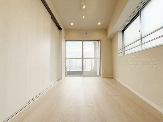 【寝室】 | パシフィック自由ケ丘マンション | 二面の窓から差し込む陽光が大変明るい洋室。太陽光のありがたみを感じますね。室内のレイアウトを想像するのも楽しくなってきます。～即日のご見学可能～　お問合せはお気軽にどうぞ。
