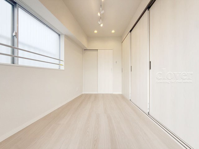 【洋室】 | パシフィック自由ケ丘マンション | 大きな収納力が魅力の洋室。多くのお客様から、「欲しいもの＝収納」という声をいただきますが、まさにこのようなお部屋は需要の高さを感じます。～即日のご見学可能～　お問合せはお気軽にどうぞ。