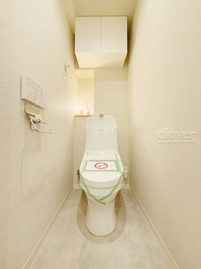 【トイレ】 | パシフィック自由ケ丘マンション | 温水洗浄便座付き　上部に収納を備えたトイレです。自宅の中でも最もプライベートな空間だからこそ、ほしい「落ち着き」がここにあります。～即日のご見学可能～　お問合せはお気軽にどうぞ。