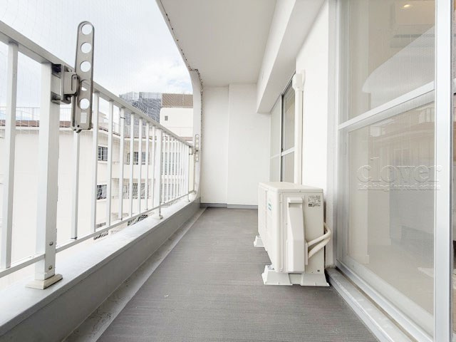 【バルコニー】 | パシフィック自由ケ丘マンション | バルコニーの様子。ここからの眺めが、日々のストレスを発散してくれることでしょう。ちなみにバルコニーは専有部分ではなく「共用部分」の扱いです。～即日のご見学可能～　お問合せはお気軽にどうぞ。