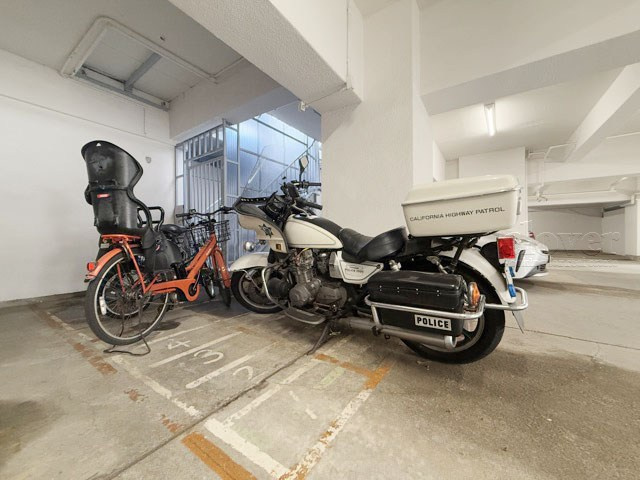 【駐車場】 | パシフィック自由ケ丘マンション | バイク置き場。空き区画の有無や駐輪料金、サイズおよび排気量規定などについては、改めてお問い合わせください。～即日のご見学可能～　お問合せはお気軽にどうぞ。
