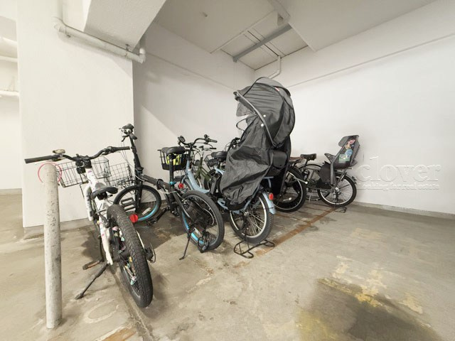 【駐輪場】 | パシフィック自由ケ丘マンション | 自転車置き場。マンションの共用部にあたります。空きの有無や駐輪料金、各戸の台数制限などについては、改めてお問い合わせください。～即日のご見学可能～　お問合せはお気軽にどうぞ。
