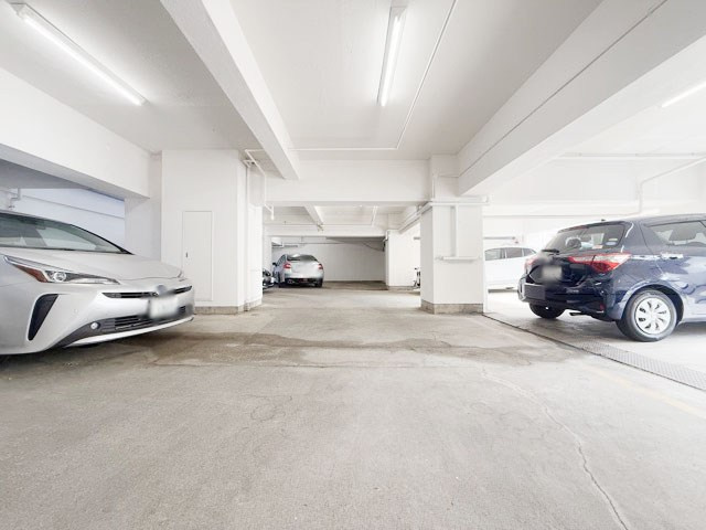 【駐車場】 | パシフィック自由ケ丘マンション | マンションの駐車場スペース。空きの有無や駐車料金、サイズ規定などについては、改めてお問い合わせください。～即日のご見学可能～　お問合せはお気軽にどうぞ。
