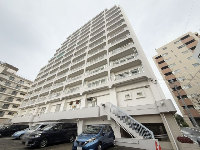 【外観】 | パシフィック自由ケ丘マンション | 手入れの行き届いた外壁やエントランスなど、「見ればわかる」レベルで清潔感を保ったマンションです。築年数を感じさせない姿で皆様をお出迎えします。～即日のご見学可能～　お問合せはお気軽にどうぞ。
