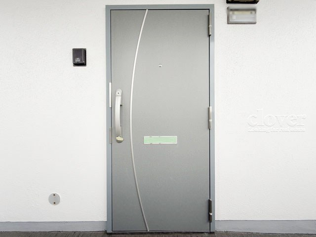 【その他共用部分】 | パシフィック自由ケ丘マンション | ダブルロック式の玄関ドアが皆様をお出迎え。お部屋のセキュリティの観点からも、うれしい設備ですね。玄関の色もシックで良い感じです。～即日のご見学可能～　お問合せはお気軽にどうぞ。