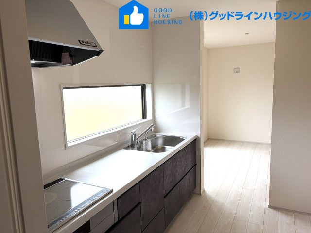 リーブルガーデン多井田3期　2号棟のキッチン|南側に面した明るいキッチン
