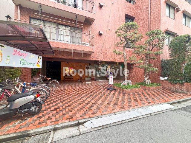 ライオンズマンション神楽坂第3のエントランス|空室のためご都合に合わせてご内覧できます
お問合せはお電話でもお受付しております。
03-6450-5211