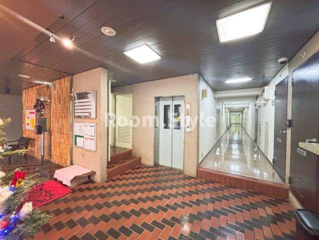 ライオンズマンション神楽坂第3のエントランス|空室のためご都合に合わせてご内覧できます
お問合せはお電話でもお受付しております。
03-6450-5211