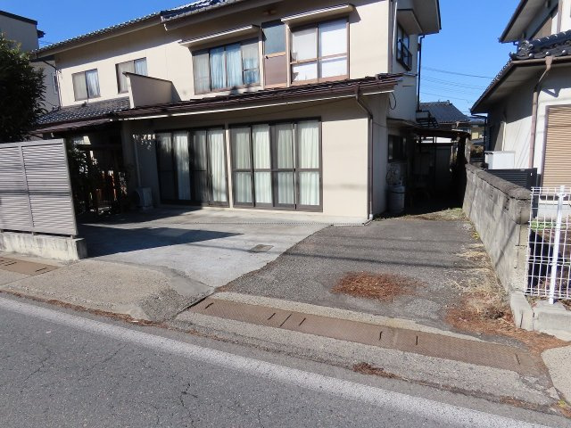 波田　売中古住宅の駐車場