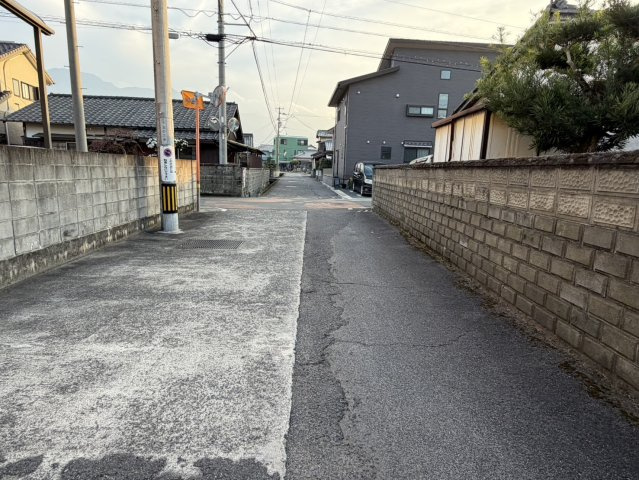 西条市大町884-4　売土地の前面道路含む現地写真