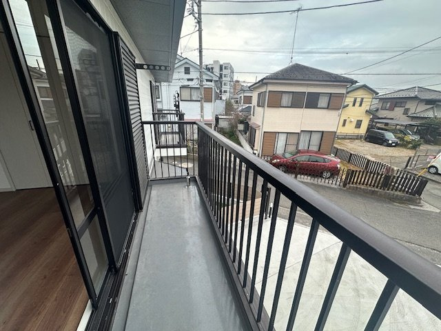 【間接照明のオシャレnaリビング】保土ケ谷区東川島町中古戸建リノベーションのバルコニー|外からの目が気にならないバルコニーで洗濯物が干せます