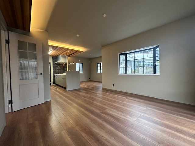 【間接照明のオシャレnaリビング】保土ケ谷区東川島町中古戸建リノベーションの居間・リビング|こちらのリビングで趣味の時間をお楽しみください