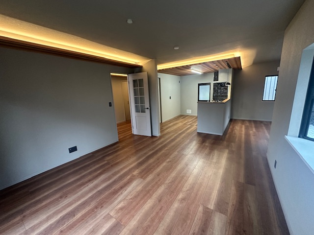 【間接照明のオシャレnaリビング】保土ケ谷区東川島町中古戸建リノベーションの居間・リビング|使いやすいリビングです