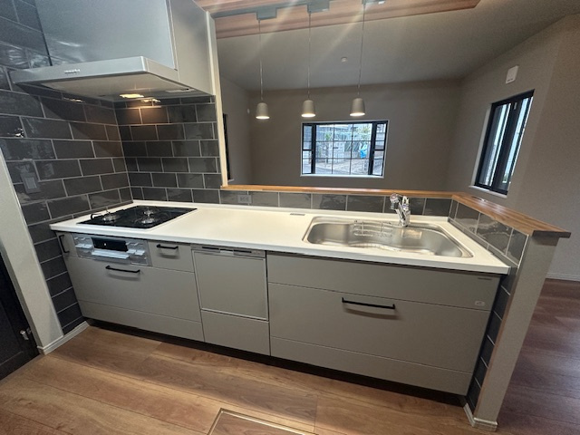 【間接照明のオシャレnaリビング】保土ケ谷区東川島町中古戸建リノベーションのキッチン|お料理しやすいキッチンです