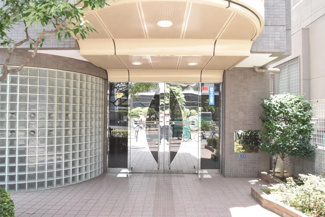 【エントランス】 | オートロックを備えた、マンションのエントランス。やはりセキュリティの観点は欠かすことができません。皆様を“安全”に送り出し、出迎えてくれます。～即日のご見学可能～　お問合せはお気軽にどうぞ。