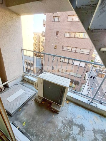 新見ビルのバルコニー