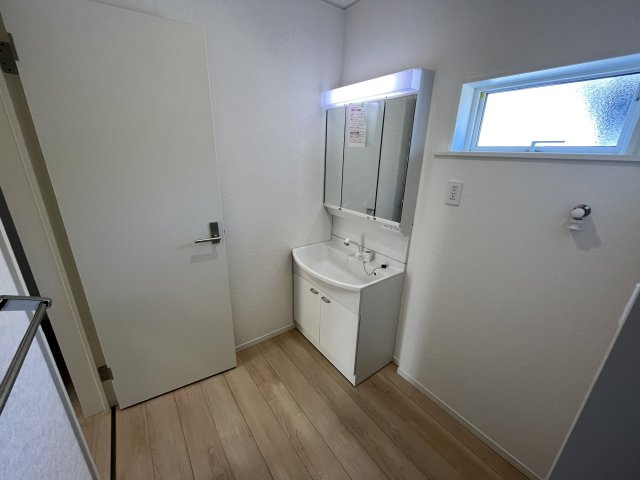 【洗面所】 | 藤山小学校に通える新築戸建　宇部市松崎町　第１－２号棟　クレイドルガーデン　アーネストワン | シャンプードレッサーはシャワーヘッドが伸びるタイプ