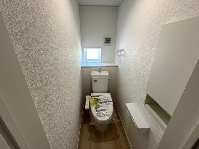 【トイレ】 | 藤山小学校に通える新築戸建　宇部市松崎町　第１－２号棟　クレイドルガーデン　アーネストワン | シャワートイレは節水型タイプ。１階と２階の２カ所あります