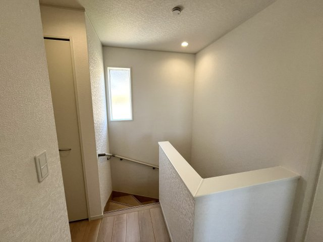 【その他】 | 藤山小学校に通える新築戸建　宇部市松崎町　第１－２号棟　クレイドルガーデン　アーネストワン | 階段には手すりも付いて安心ですね。