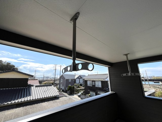 【バルコニー】 | 藤山小学校に通える新築戸建　宇部市松崎町　第１－２号棟　クレイドルガーデン　アーネストワン | バルコニーには物干しも付いています