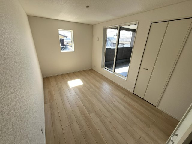 【洋室】 | 藤山小学校に通える新築戸建　宇部市松崎町　第１－２号棟　クレイドルガーデン　アーネストワン | ２面採光の明るいお部屋で健やかな毎日