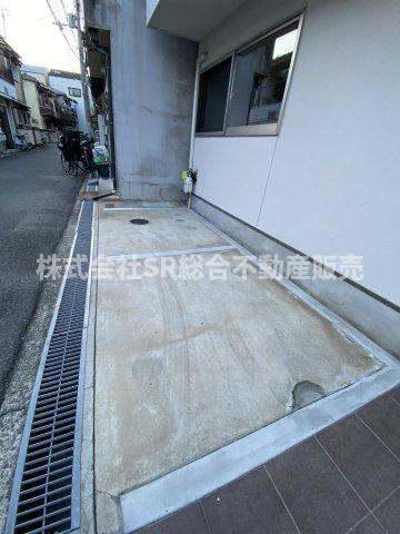 松原2丁目中古戸建の駐車場|お車をお持ちの方には嬉しい駐車スペースもございます！