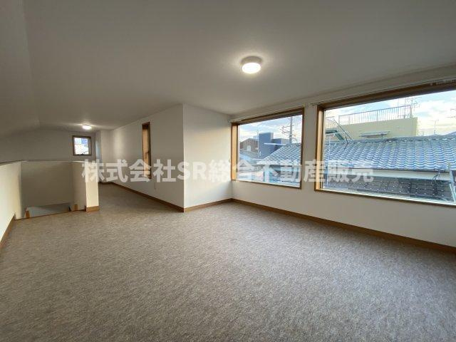 松原2丁目中古戸建の洋室|お子様がワクワクしそうな広いロフト♪大きな窓があり圧迫感がないです！