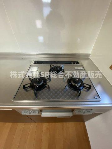 松原2丁目中古戸建のキッチン|3口コンロ、グリル付きです！