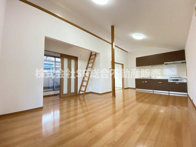 松原2丁目中古戸建の居間・リビング|リビングは広々18.3帖♪天井が高く開放感のある空間でゆったりお過ごしいただけます！