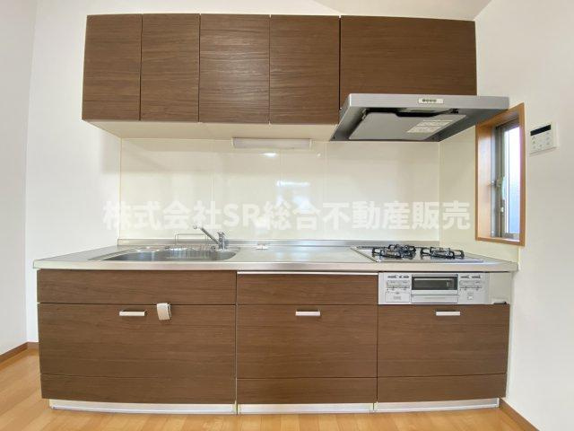 松原2丁目中古戸建のキッチン|落ち着いたブラウンのシステムキッチンで快適にお料理できます！