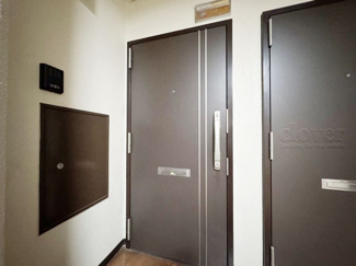 【その他共用部分】 | ダブルロック式の玄関ドアが皆様をお出迎え。お部屋のセキュリティの観点からも、うれしい設備ですね。玄関の色もシックで良い感じです。～即日のご見学可能～　お問合せはお気軽にどうぞ。