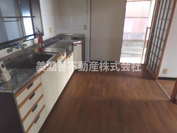 ６５０６０　岐阜市粟野西中古戸建のキッチン